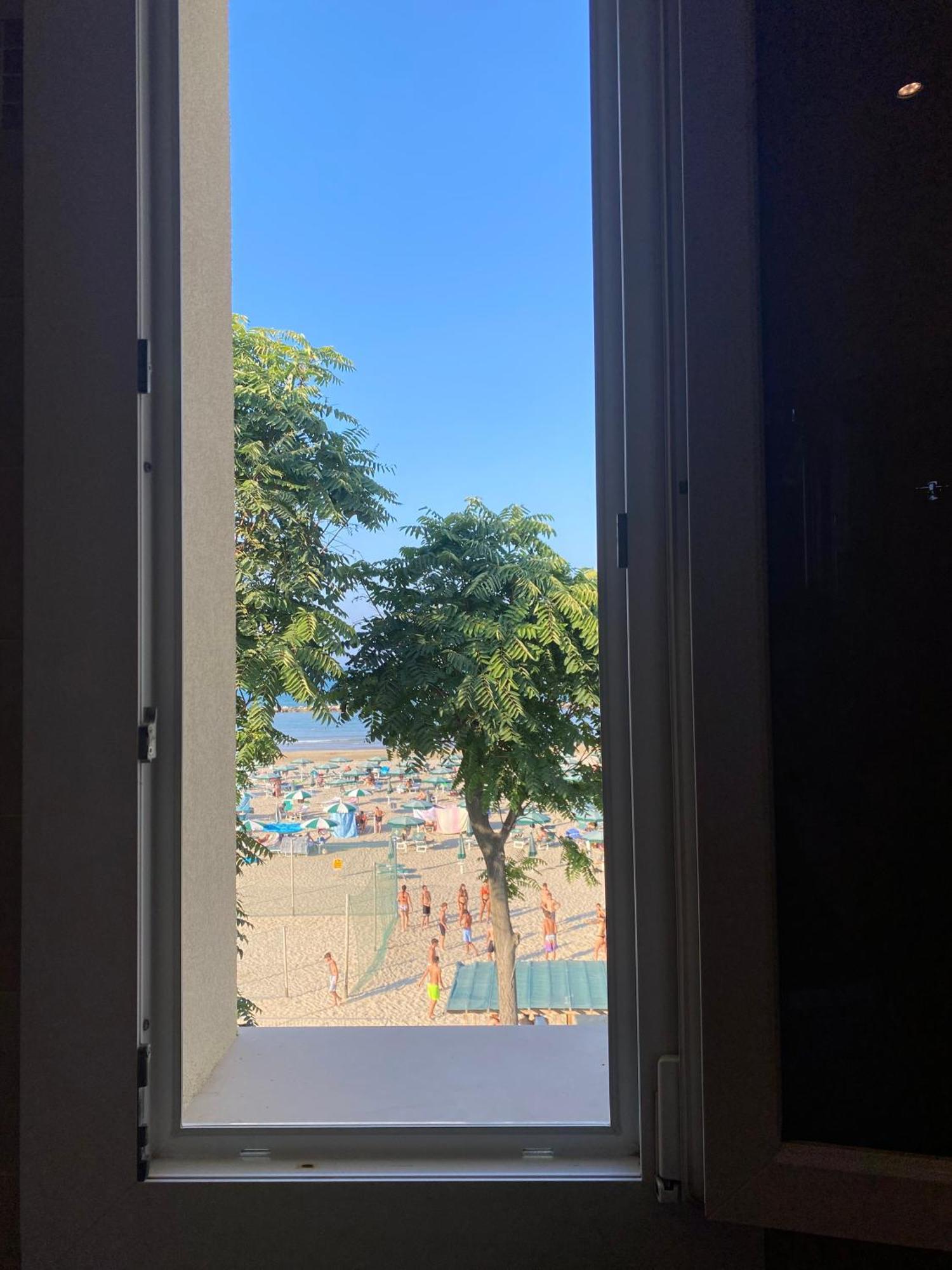 Marina Beach Aparthotel Римини Екстериор снимка