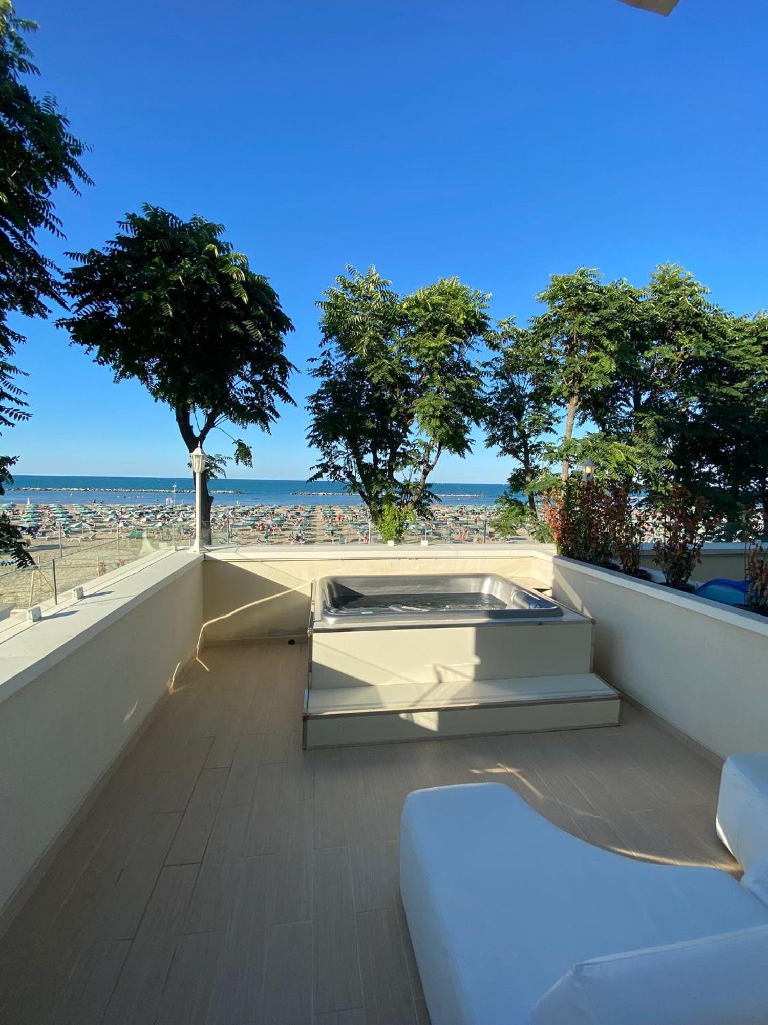Marina Beach Aparthotel Римини Екстериор снимка